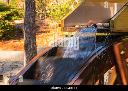 Ein Strom von Wasser, auf dem Wasser das Rad der Mühle Stockfoto