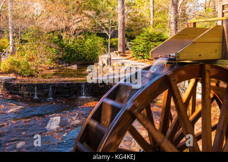 Ein Strom von Wasser auf dem Wasser Rad der Schrotmühle im Stone Mountain Park, Georgia, USA Stockfoto