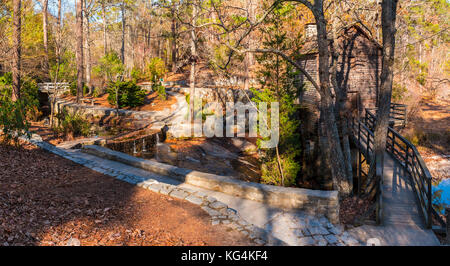 Panoramablick auf die schrotmühle und Creek in den See in den Stone Mountain Park in sonnigen Herbsttag, Georgia, USA Stockfoto