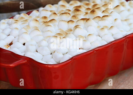 Süsse Kartoffel Auflauf gebacken mit mini Marshmallows für thanksgiving Tag bereit. Extrem flache Tiefenschärfe mit selektiven Fokus. Stockfoto