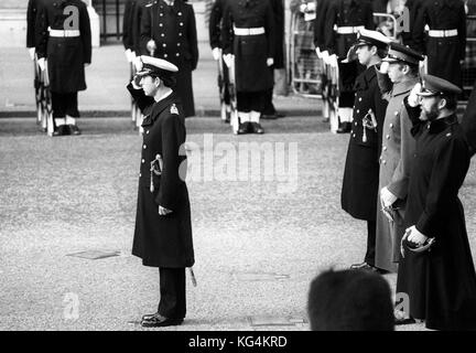 Während der Gedenksonntagszeremonie im Cenotaph in Whitehall, London, grüssen Prinz Charles, der Prinz von Wales (l.) und hinter ihm (l.) Prinz Andrew, der Herzog von Kent und Prinz Michael von Kent. Stockfoto