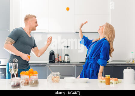 Junge Paar genießt die Zeit zusammen in der Küche Stockfoto