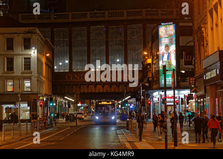 Hauptbahnhof highlanders Restaurant Regenschirm der Argyle Street mcdonald fast food Glasgow Verkehr und Fußgänger Stockfoto