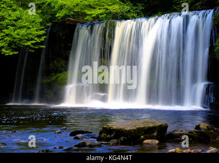 Die Upper Ddwli Falls oder Upper Gushing Falls. Teil des Wasserfall Country Walk im Brecon Beacons National Park, Powys, Wales, Großbritannien Stockfoto