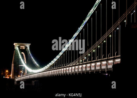 Die Bristol Clifton Suspension Bridge ist nachts beleuchtet. Entworfen von Isambard Kingdom Brunel, um die Avon Gorge, Bristol, Großbritannien, zu überspannen Stockfoto