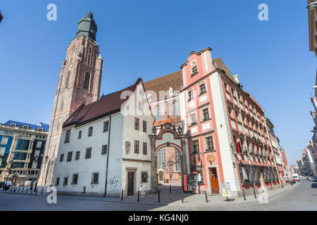 Clock Tower von st. elisabeth Kirche und Jas und malgosia Gebäude in Wroclaw, Polen Stockfoto