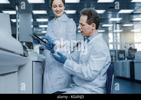 Smart netter Mann auf dem Stuhl Stockfoto