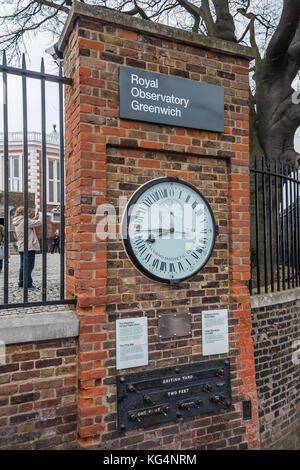 Hirte 24h-gate und öffentlichen Standards der Länge in Royal Greenwich Observatory Stockfoto