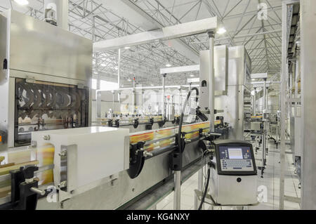 In der Nähe von Förderband in Bewegung auf die Produktion und Abfüllung von Getränken in Dosen. Die Produktion und Abfüllung von Getränken in Dosen Stockfoto