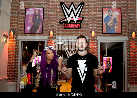 Die WWE Superstars Finn Balor und Sasha Banks treffen auf Kinder der Higham Ferrers Junior School, um die erste WWE Academy in KidZania London zu eröffnen. Die neue Akademie soll Kinder dazu ermutigen, kreativ zu sein und ihre Fantasie zu nutzen, indem sie ihre eigenen Superstar-Personas schaffen. Die WWE Academy wird nun in KidZania London eröffnet, einer Stadt, die nur für Kinder in Westfield gebaut wurde. London, ShepherdÃ­s Bush. DRÜCKEN SIE VERBANDSFOTO. Bilddatum: Freitag, 3. November 2017. Bildnachweis sollte lauten: Steven Paston/PA Wire Stockfoto