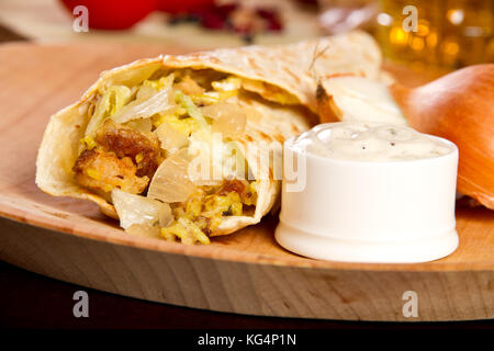Traditionelle Tortilla auf einen hölzernen Platte Stockfoto
