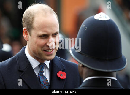 Der Duke of Cambridge nimmt an der Metropolitan Police Service Teil, der eine Parade für neue Rekruten im Peel House in Hendon veranstaltet. Stockfoto