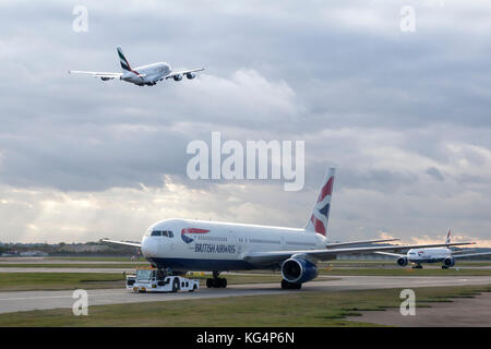 London, Großbritannien - 10.Oktober 2017: British Airways Flugzeuge, die in der Start- und Landebahn des internationalen Flughafens London Heathrow Stockfoto