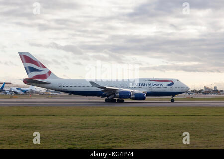 London, Großbritannien - 10.Oktober 2017: British Airways Boeing 747 auf der Start- und Landebahn des internationalen Flughafens London Heathrow Stockfoto