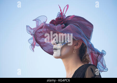 Feier der Dia de los Muertos, der Tag der Toten in Terlingua, einem ehemaligen Geisterstadt istuated an der Grenze zu Mexiko in Far West Texas. Stockfoto