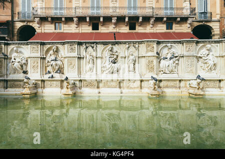 Die Fonte Gaia ist ein Monumentaler Brunnen auf der Piazza del Campo in Siena, Italien. Stockfoto