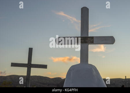 Kreuz in der Dämmerung in Terlingua ghost eigenen Friedhof gesehen, Tx Stockfoto