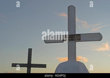 Kreuz in der Dämmerung in Terlingua ghost eigenen Friedhof gesehen, Tx Stockfoto