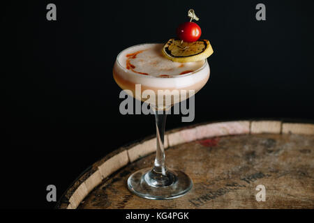 Einen alkoholfreien Cocktail mit Schaum, garniert mit Trauben Tomaten und eine Scheibe geräucherter Zitrone Stockfoto