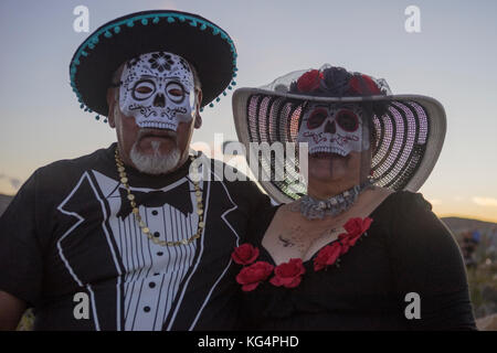 Feier der Dia de los Muertos, der Tag der Toten in Terlingua, einem ehemaligen Geisterstadt istuated an der Grenze zu Mexiko in Far West Texas. Stockfoto