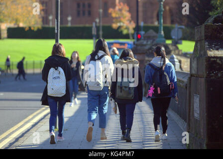 Chinesische Glasgow University Studenten aus gesehen hinter auf partick Brücke Stockfoto