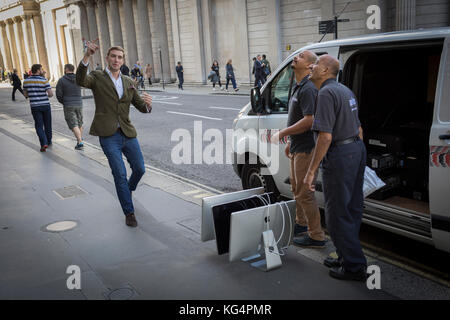 Lieferung Männer organisieren Apple Mac Bildschirme auf der Straße, am 27. Oktober 2017, in der City von London, England. Stockfoto