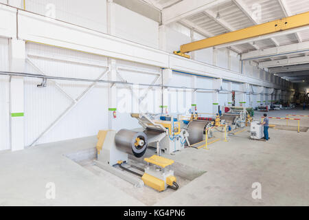 Maschine zum Schneiden von Stahl Bleche in Rollen. Blechbearbeitung in Rollen Stockfoto