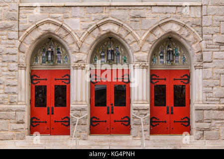 Drei Türen in einer Reihe auf der Fassade von St. Mark vereinigte methodistische Kirche Vorderansicht, Atlanta, USA Stockfoto