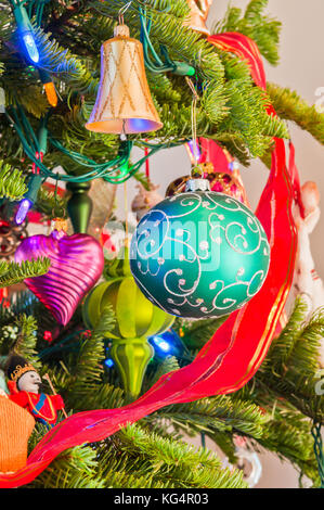 Antike traditionelle weihnachtliche Ornamente auf Weihnachtsbaum.. Vertikale. Stockfoto