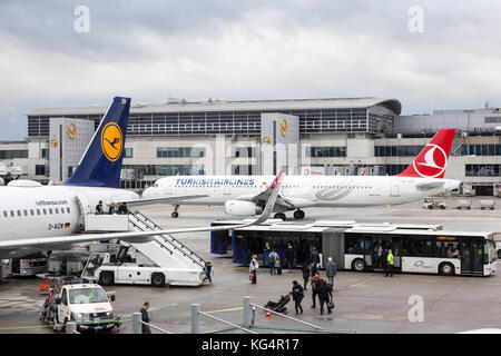 Frankfurt, Deutschland - 10.Oktober 2017: Turkish Airlines und Lufthansa Airbus A321 Airbus A320 am Flughafen Frankfurt Stockfoto