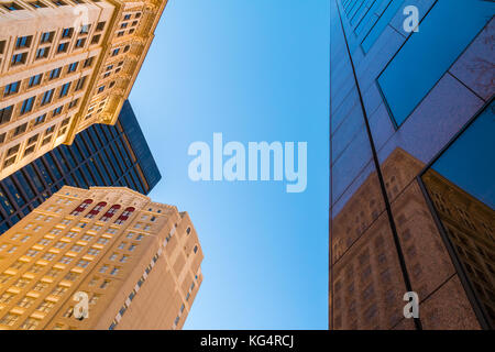 Ansicht von unten auf das Büro Wolkenkratzer auf dem Hintergrund der Klaren Himmel, Atlanta, USA Stockfoto