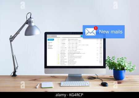 Empfangen von E-Mails in der Inbox Konzept mit popup Benachrichtigung über neue ungelesene E-Mails, die auf Bildschirm, Marketing, Spam Stockfoto