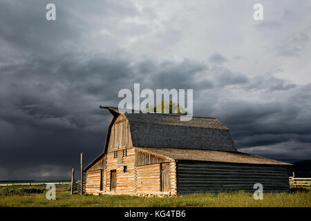 Wy 02537-00 ... Wyoming - historischen Scheune entlang der Mormonen Zeile als Sturm Formulare über Jackson Hole, Grand Teton National Park. Stockfoto