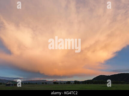 Wy 02539-00 ... Wyoming - dramatischer Sonnenuntergang Farben nach einem Regen Sturm über die historische Gehöfte auf mormon Zeile im Grand Teton National Park. Stockfoto