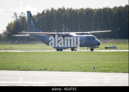 Die polnische Luftwaffe twin-Turboprop taktische militärische Transportflugzeuge CASA C-295 M in Gdynia, Polen. 31. Oktober 2017 © wojciech Strozyk/Alamy Stock P Stockfoto