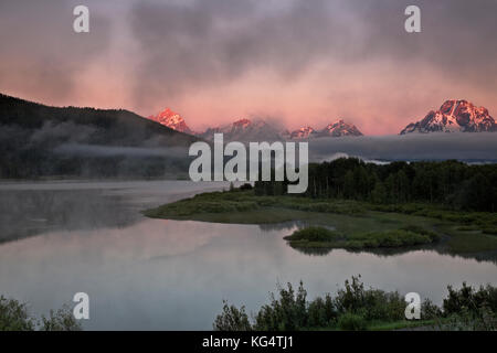 Wy 02546-00 ... Wyoming - Sonnenaufgang über Mount moran und die Teton Range aus dem Oxbow Bend Wahlbeteiligung auf dem Snake River im Grand Teton National Park. Stockfoto