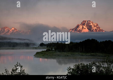 Wy 02547-00 ... Wyoming - Sonnenaufgang über Moran montieren und die Teton Range an einem nebligen Morgen aus dem Oxbow Bend Wahlbeteiligung auf dem Snake River im Grand Teton n Stockfoto