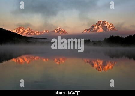 Wy 02546-00 ... Wyoming - Sonnenaufgang über Moran montieren und die Teton Range an einem nebligen Morgen aus dem Oxbow Bend Wahlbeteiligung auf dem Snake River im Grand Teton n Stockfoto