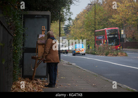 Ein Mitglied der Dulwich Art Gruppe malt eine städtische Herbst Landschaft auf Dänemark Hügel, am 2. Oktober 2017, im Londoner Stadtteil Lambeth, England. Stockfoto