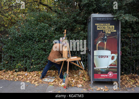 Ein Mitglied der Dulwich Art Gruppe malt eine städtische Herbst Landschaft auf Dänemark Hügel, am 2. Oktober 2017, im Londoner Stadtteil Lambeth, England. Stockfoto