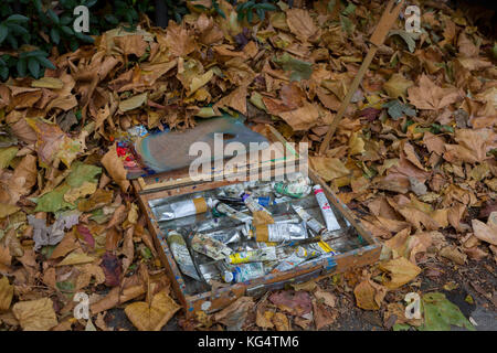 Öl Color Farben, die zu einem Mitglied der Dulwich Art Group Wer ist die Malerei ein Herbst Landschaft auf Dänemark Hügel, am 2. Oktober 2017, im Londoner Stadtteil Lambeth, England. Stockfoto