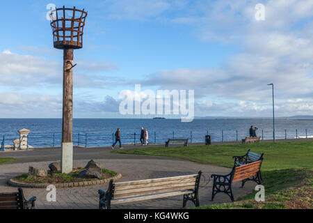 Die Strandpromenade und das Leuchtfeuer am Seaton Carew, England, Großbritannien Stockfoto