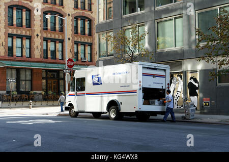 Ein Lkw aus dem US Postal Service eine Mail Delivery in Tribeca, einer Nachbarschaft in Lower Manhattan, New York City. Stockfoto