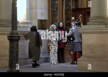 Asiatische Familie Flüchtling gekleidet hijab Schal auf der Straße in der britischen muslimischen moslemischen Asiatische Familie Flüchtling gekleidet hijab Schal auf der Straße in der britischen muslimischen moslemischen