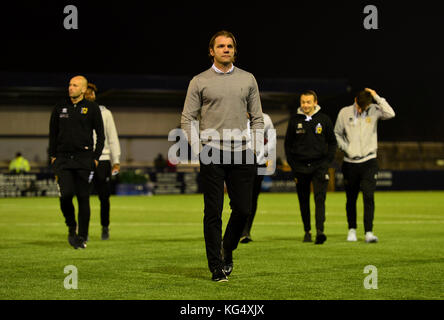 MK Dons-Manager Robbie Neilson inspiziert das Spielfeld während des Emirates FA Cup, dem ersten Rundenspiel in Ewen Fields, Hyde. Stockfoto