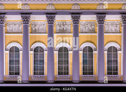 Mehrere Fenster und Spalten in einer Reihe auf Nacht beleuchtete Fassade der Staatlichen Russischen Museum, St. Petersburg, Russland Stockfoto