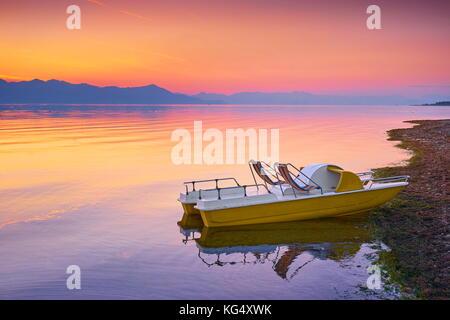 Skadar Lake nach Sonnenuntergang, Shkodra, Albanien Stockfoto