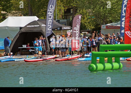 Outdoormix Festival, Mai 16 2016. Paddelrennen in Embrun, Südalpen in Frankreich, nahe dem Lac de Serre-Ponçon. Stockfoto