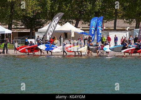 Outdoormix Festival, Mai 16 2016. Paddelrennen in Embrun, Südalpen in Frankreich, nahe dem Lac de Serre-Ponçon. Stockfoto