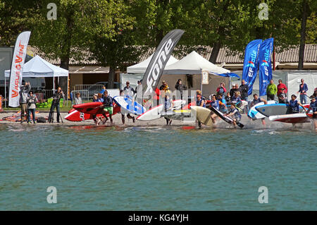 Outdoormix Festival, Mai 16 2016. Paddelrennen in Embrun, Südalpen in Frankreich, nahe dem Lac de Serre-Ponçon. Stockfoto